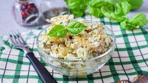 Салат с курицей и сухариками