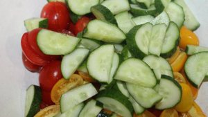 Овощной салат с моцареллой в шариках