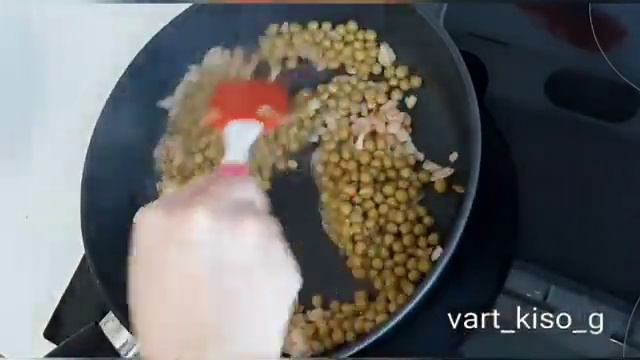 Яичница с консервированным зелёным горохом