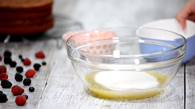 Шоколадный торт с ягодами смотреть онлайн