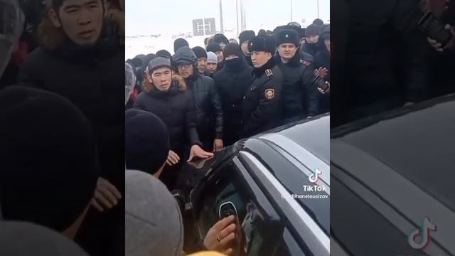 ВОДИТЕЛИ НЕДОВОЛЬНЫ ПЕРЕКРЫТИЕМ ТРАСС И ДАЖЕ ВСТУПАЛИ В ПЕРЕПАЛКИ С ПОЛИЦЕЙСКИМИ смотреть онлайн