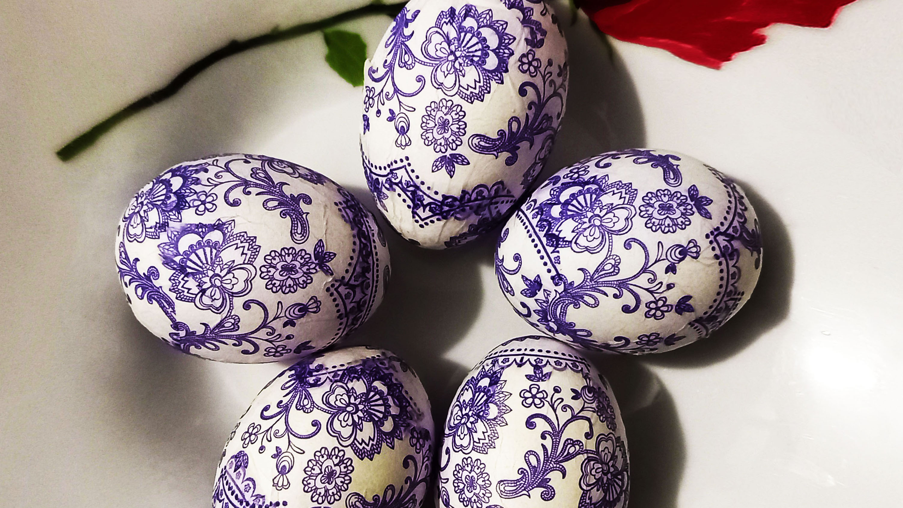 Как покрасить яйца фломастерами и салфеткой. Покраска яиц из салфеток. Покрасить яйца через салфетку. Красить яйца салфетками и белком.