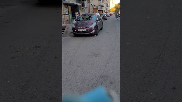 В подъезде торгуют наркотиками. Поэтому открыта дверь подъезда, чтобы закладчики и покупатели.