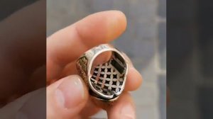 Перстень мужской из серебра залитый эмалью с гравировкой рисунка лого письмом инициалами