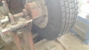 Нарезка зимней ламели грузовой шины.