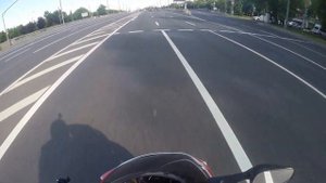 Шесть секунд разгоняю Honda CBR400RR до максимально разрешенной скорости.