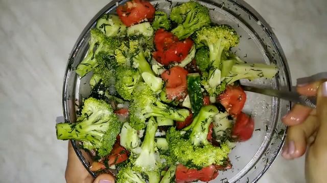 Салат из брокколи, огурцов и помидор. смотреть онлайн
