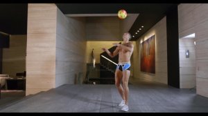 Роналду набивает мяч в трусах