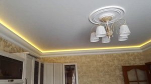 Тканевый натяжной потолок Descor с LED светодиодиодами лепниной Европласт и розеткой под люстру.