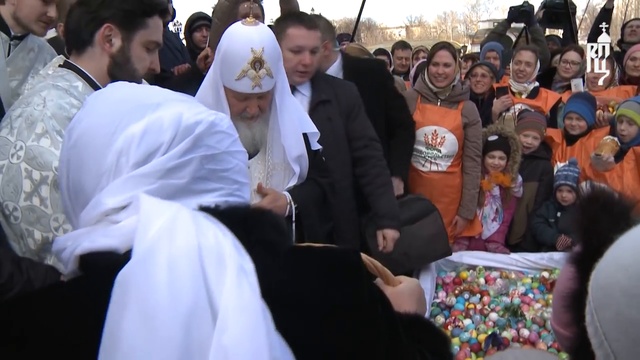 Патриарх Кирилл освятил «Корзину доброты» и кулич весом около 1500 килограммов