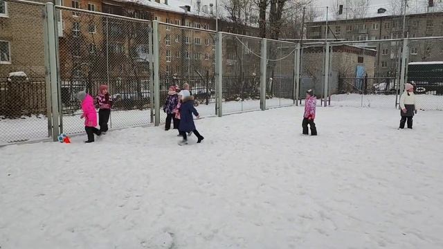 Первый зимний выход на улицу. МАОУ СОШ 108 Первые классы #футболвшколе смотреть онлайн