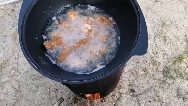 Крылышки фри в казане на костре очень вкусно и бюджетно.