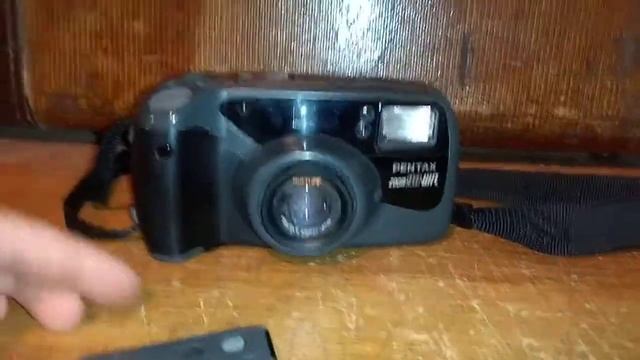 Cámara Pentax Zoom 90 WR de 35mm y Remoto смотреть онлайн