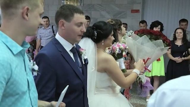 Молодожёны в загсе на торжественной регистрации брака