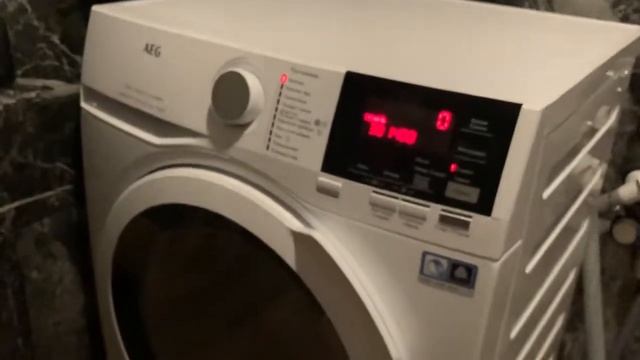 Распаковка — Стирально-сушильная машина AEG L7WBG47WR смотреть онлайн