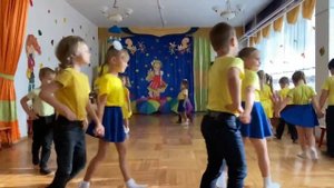 «Пришла к нам в гости осень» - вход на детский утренник в старшей группе