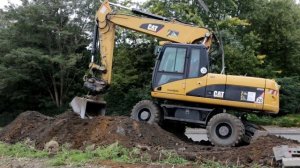 Mobilbagger CAT M318D belädt LKW's