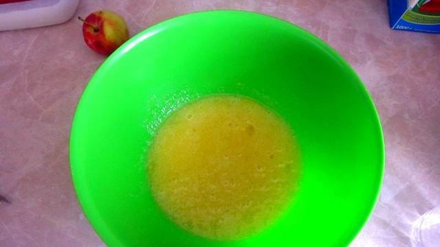 Яблочная шарлотка на скорую руку