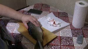 Как почистить рыбу в квартире и не испачкать кухню чешуей.