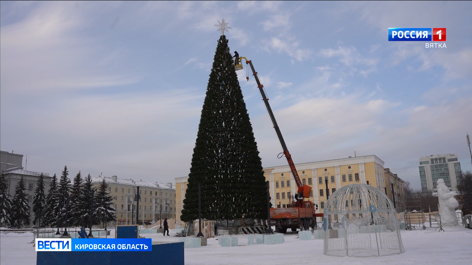 На Театральной площади начали разбирать большую горку