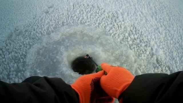 ПЕРВЫЙ ЛЕД 2020 2021. Зимняя рыбалка. Рыбалка. Рыбалка зимой. Ловля на удочку. смотреть онлайн