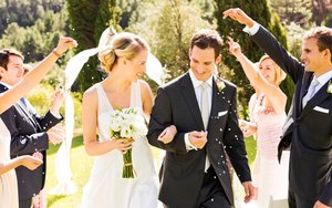 Свадьба \ ЖЕНИХ И НЕВЕСТА ЗАХОДЯТ В ЗАЛ .mp4