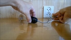 ? ТОК ПО ОДНОМУ ПРОВОДУ ИЗ РОЗЕТКИ ?  ? ЭТО НЕ РЕАЛЬНО !