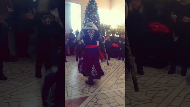 Дед Мороз зажигает под Кармэн смотреть онлайн