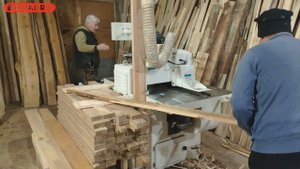 Процесс продольного пиления доски, обрезка кромки. Круглопильный станок с автоподачей QUADRO MJ 153