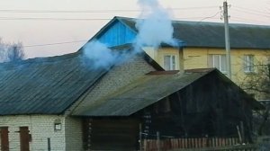 Дым из трубы. Дым над деревенским домом. Футажи для видеомонтажа. Футажи дым. Видеофутажи