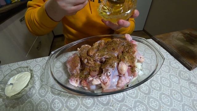 Курица в духовке, приготовление курицы особым способом! Крылышки в духовке с медово - соевым соусом