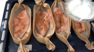 Chicken breast in parchment paper in the oven. Куриная грудка в пергаментной бумаге в духовке.