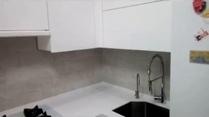 Как спрятать трубы от котла на кухне - серая кухня с мойкой Kraus