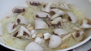 Салат из солёных огурцов, грибов и картофеля