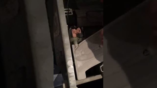 Снятие заливного клапана посудомоечной машины