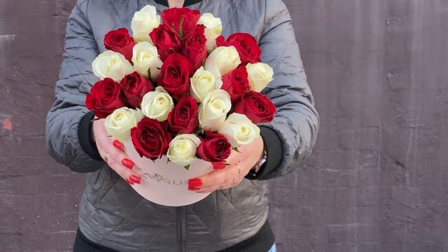 25 белых и красных роз в коробке смотреть онлайн