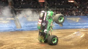 Monster Jam Лос-Анджелес | шоу 3 | пончики и фристайл