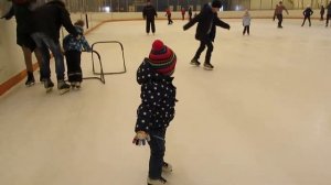 Ледовый каток. Первые коньки, учимся кататься на коньках. Ice Rink. Child learns ice skating