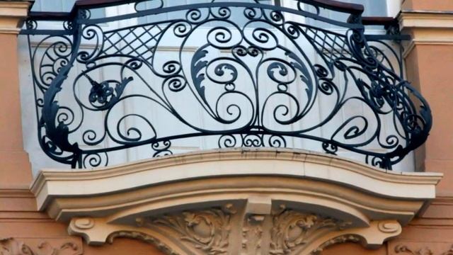 Красивый дизайн французского балкона оформление украшение отделка фасада ковка лепка лепнина металл