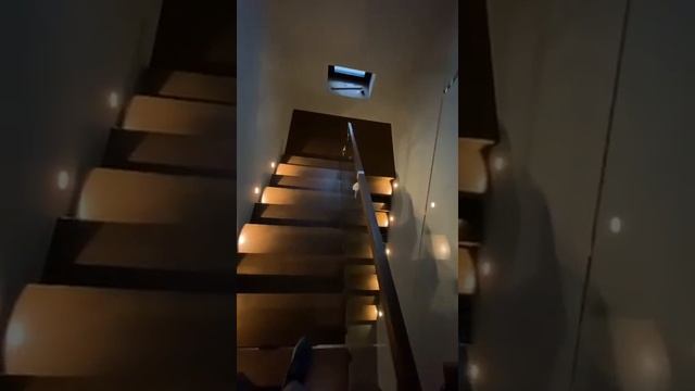 Деревянная лестница и перила из стекла