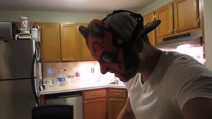 Хозяин кота надел маску