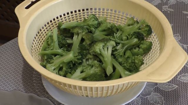 Салат с брокколи и колбасой.Salad with broccoli and sausage.