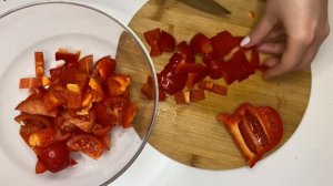 Салат из жареных баклажанов, помидоров и болгарского перца