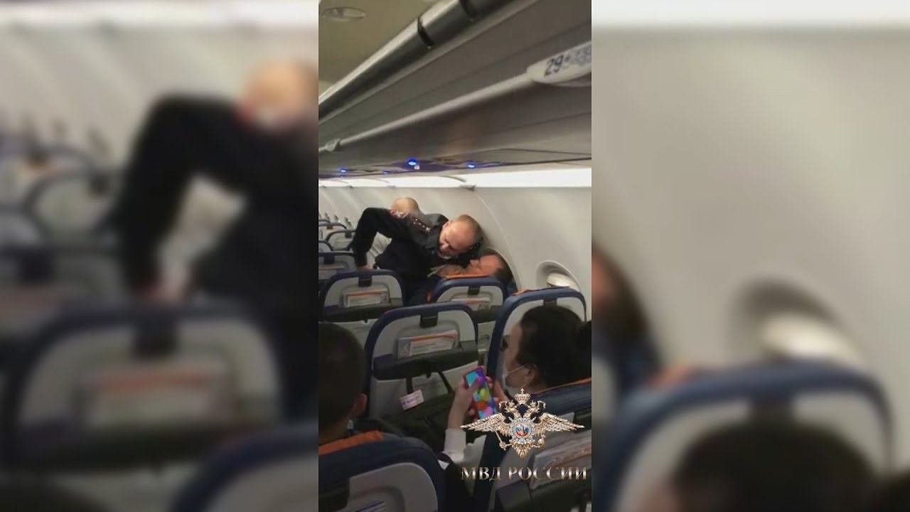 Задержка самолета шереметьево. Пассажиры в аэропорту шереметьево. сотрудники аэропорта шереметьево.