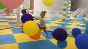 Катя играет на площадке