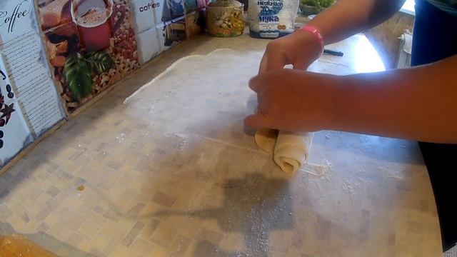 Булочки с маком и рулет с творогом из слоеного теста #булочки #рецепты #готовимвместе #слоеноетесто
