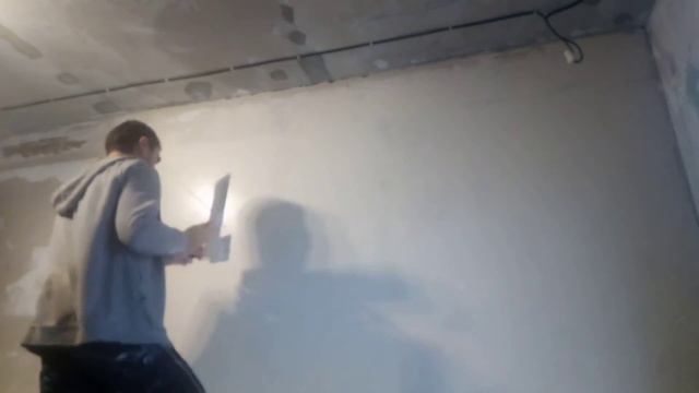 Шпаклёвка стен валиком.