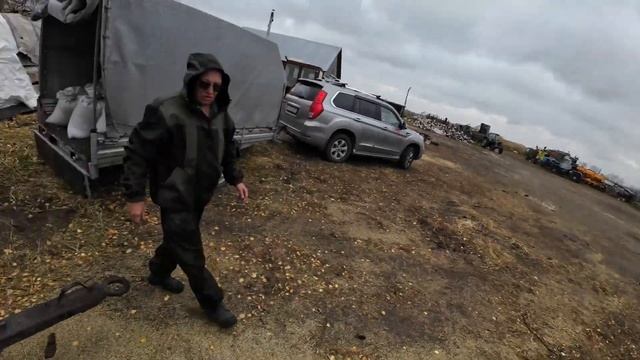 Закормка кабанов, лис и енотов. Запасы на зиму. Feeding wild boars, foxes and raccoons. смотреть онлайн