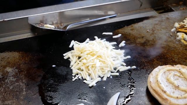 【衝撃】高さ30cm超えのメガ盛りタワーチーズバーガー！京都嵯峨嵐山のアピッツバーガー смотреть онлайн