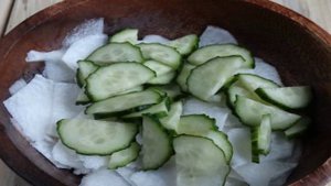 Салат с дайконом и курицей